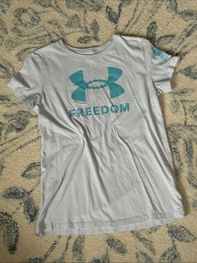 Women’s Under Armour Light Gray Tee with Teal Logo —- Size Small